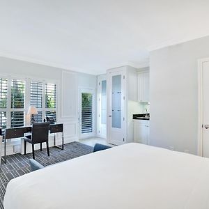 Deluxe Zimmer mit Kingsize-Bett und mit Schwimmbadblick