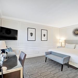 Superior Zimmer mit Kingsize-Bett und mit Schwimmbadblick